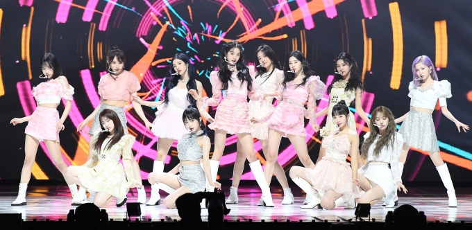 CJ ENM이 걸그룹 '아이즈원' 재결합설과 관련된 입장을 내놨다. 사진은 지난 1월31일 서울 송파구 올림픽공원 체조경기장에서 열린 제30회 하이원 서울가요대상에 참석해 공연을 선보인 아이즈원. /사진=뉴스1(스포츠서울 제공)