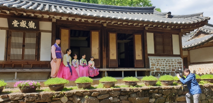 광명시는 6월 28일부터 30일까지 평생학습원 전시실에서 ‘행복한 가족사진 전시회’를 개최한다. / 사진제공=광명시