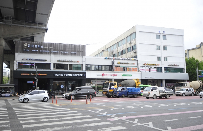 홍제동 랜드마크로 예비창업자와 스타트업의 아지트로 주목받고 있는 '유진상가' 젼경 /사진=장동규 기자 