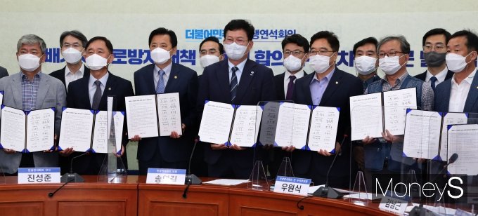 22일 더불어민주당, 정부, 업계 노조 등이 택배기사의 과로사를 막기 위한 2차 합의문을 채택했다. 사진은 이날 서울 여의도 국회 대표실에서 열린 택배기사 과로방지 대책 사회적 합의기구 2차 합의문 발표식 모습. /사진=장동규 기자