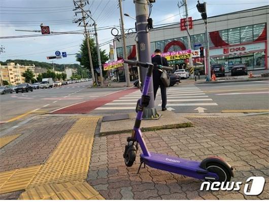 전동킥보드를 타고 중앙선을 침범해 맞은 편 자동차와 사고나면 전동킥보드 운전자 100% 과실이다./사진=뉴스1 