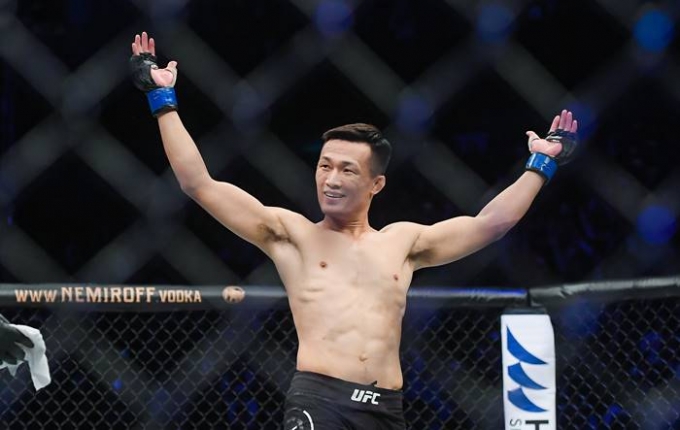 지난 23일(이하 한국시각) 미국 격투기 매체 MMA정키는 정찬성이 지난 20일 댄 이게와의 경기에서 당한 부상으로 인해 네바다주체육위원회로부터 180일동안 경기에 출전할 수 없는 메디컬 서스펜션 판정을 받았다고 보도했다. 사진은 지난 2019년 UFC 부산 대회에 참가한 정찬성의 모습. /사진=뉴스1