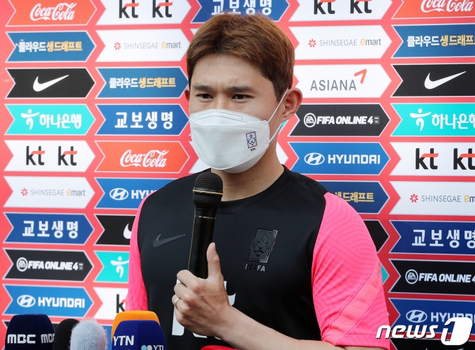 올림픽 축구대표팀 이동경 선수가 23일 오후 경기도 파주시 파주트레이닝센터(NFC)에서 훈련 전 인터뷰를 갖고 취재진 질문에 답하고 있다. 2021.6.23/뉴스1 © News1 박세연 기자