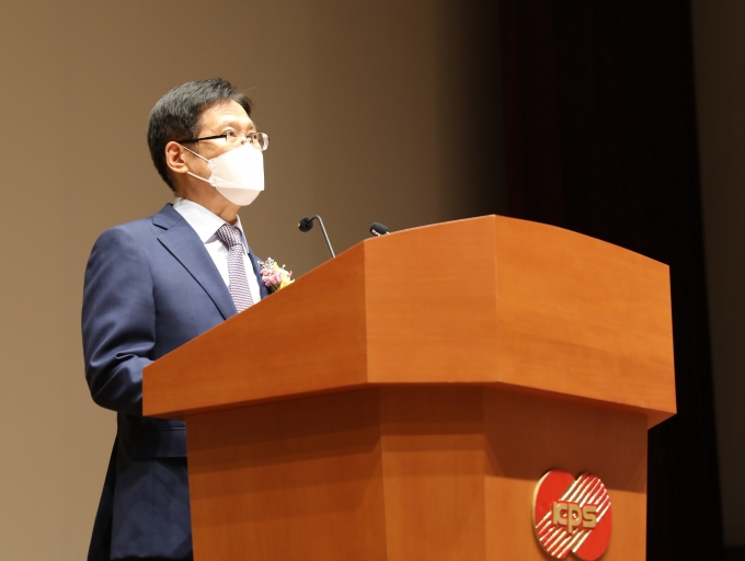 김홍연 한전KPS 사장은 25일 취임사를 통해 "임직원들에게 한전KPS가 고객지향을 통해 고객의 폭넓은 신뢰를 받고 ESG경영을 선도하며, 세계를 향해 도전하는 글로벌 기업이 돼야 한다"고 당부했다./한전KPS