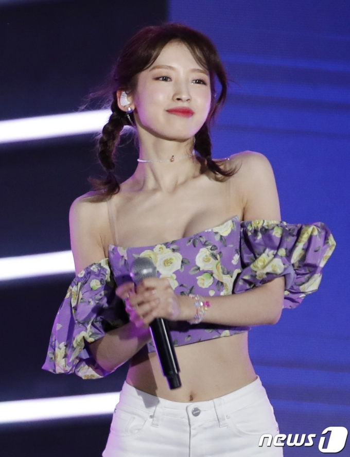 [사진] 오마이걸 아린, 가냘픈 어깨 라인