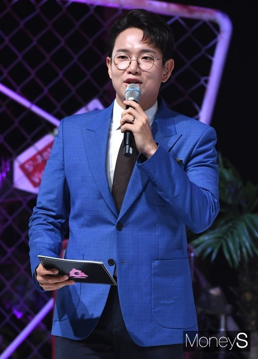 인천 지하철 에스컬레이터에서 일어난 여성 피해 범죄 '소변 테러' 보도 영상에 방송인 장성규가 자신이 출연하는 유튜브 채널로 장난스러운 댓글을 단 것으로 알려져 네티즌들의 비난을 받았다./사진=장동규 기자