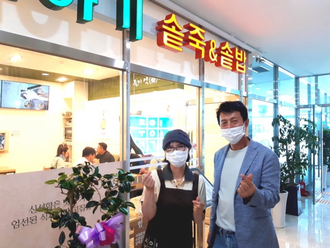 죽이야기 송파세계로병원점주(좌)와 임영서 죽이야기 대호가 대표(우) (죽이야기 블로그 캡쳐)