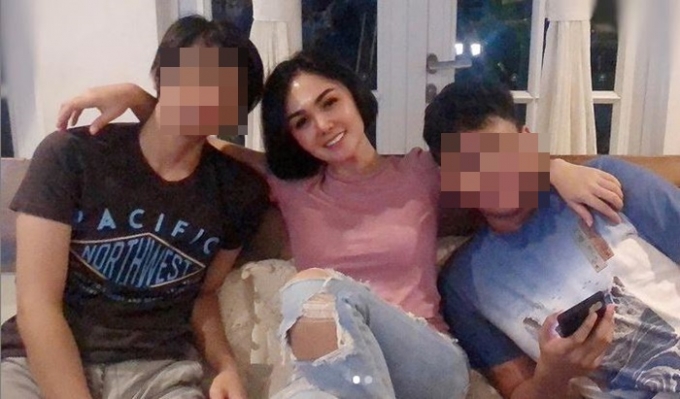 인도네시아의 한 유명 여가수가 아들들의 성교육을 위해 함께 포르노를 시청한다는 사연이 알려져 논란이다. /사진=인스타그램 캡처