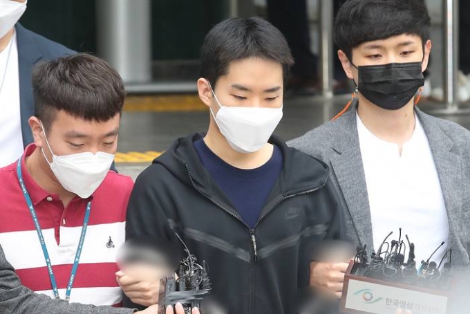 29일 검찰은 김영준을 남성 아동·청소년 1300여명을 대상으로 성착취물을 제작한 후 판매한 혐의로 구속 기소했다고 밝혔다. 사진은 지난 11일 서울 종로경찰서를 나와 서울중앙지검으로 송치되고 있는 김영준. /사진=뉴스1