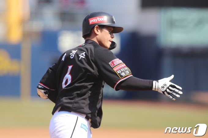 11일 오후 대구 삼성라이온즈파크에서 열린 '2021 프로야구 신한은행 SOL KBO리그' 삼성 라이온즈와 kt 위즈의 경기, 2회초 2사 상황 kt 8번타자 박경수가 우측 담장 넘어가는 솔로홈런을 때린 뒤 동료들의 축하를 받고 있다. 2021.4.11/뉴스1 © News1 공정식 기자