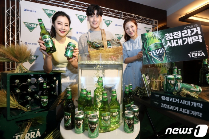 2019년 3월 13일 서울 중구 웨스틴조선호텔에서 열린 하이트진로 맥주 신제품 출시 행사에서 모델들이 청정라거 '테라'를 선보이고 있다. /사진=뉴스1 