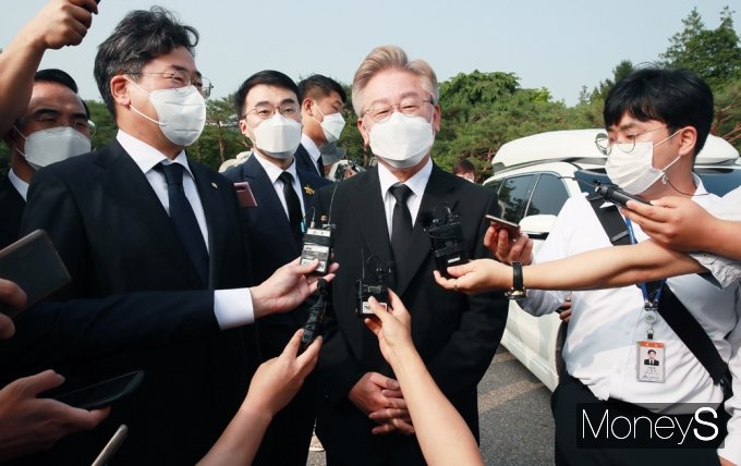 제20대 대선출마를 선언한 이재명 경기도지사가 1일 서울 동작동 국립서울현충원 참배 후 취재진 질문을 받고 있다./사진=임한별 기자