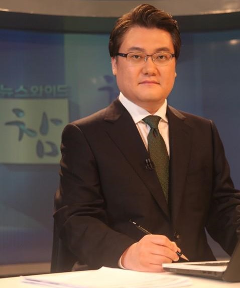 최근 금품 수수 의혹이 제기되고 엄성섭 TV조선 앵커가 프로그램 출연을 잠정 중단했다. /사진= 엄성섭 앵커 페이스북 캡처