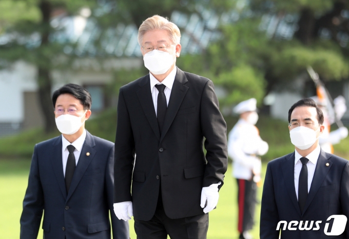 대선출마를 공식 선언한 이재명 경기도지사가 1일 오전 서울 동작구 국립서울현충원 현충탑을 참배하고 있다. 이 지사는 이날 유튜브와 페이스북 등을 통해 공개한 ‘새로운 대한민국! 이재명은 합니다!’ 영상 선언문에서 “국민을 가르치는 ‘지도자’가 아닌 주권자를 대리하는 일꾼으로서 저 높은 곳이 아니라 국민 곁에 있겠다”며 대선 도전을 공식 선언했다. 2021.7.1/뉴스1 © News1 국회사진취재단