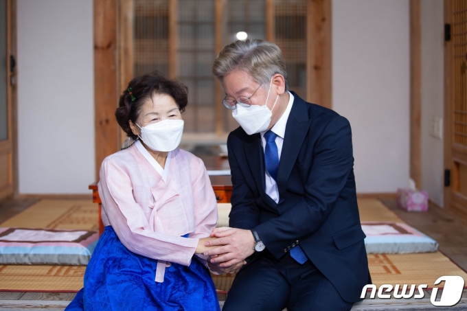 대선 출마를 공식 선언한 이재명 경기지사가 1일 오후 경북 안동시 도산면 이육사문학관을 방문, 이육사 시인 외동딸 이옥비 여사와 손을 잡은 채 대화하고 있다. (이재명 캠프 제공) 2021.7.1/뉴스1 © News1 오대일 기자