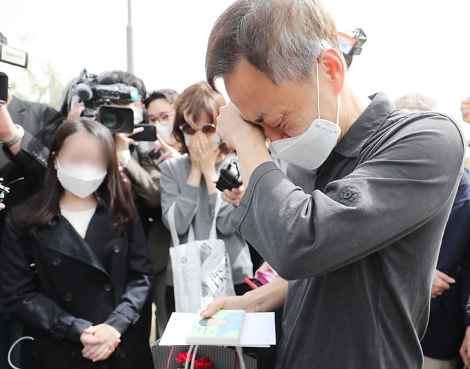 지난 1일 고 손정민씨(22) 아버지 손현씨(50)가 정보공개청구 끝에 경찰이 제공한 폐쇄회로(CC)TV를 봤다고 밝혔다. 사진은 지난 5월8일 서울 서초구 반포한강공원 인근에서 아들의 그림을 선물받은 후 눈물을 흘리는 손씨 모습. /사진=뉴스1