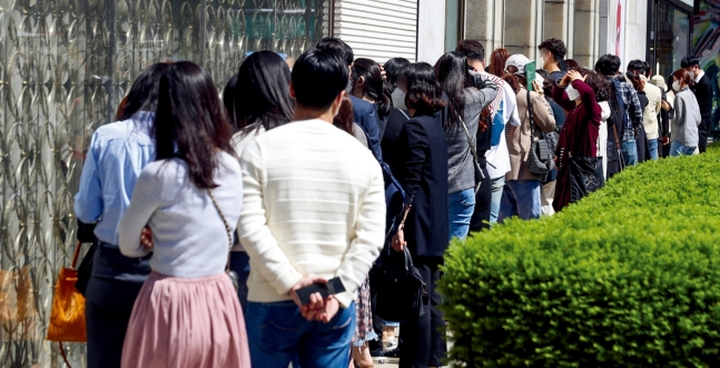 서울 중구 롯데백화점 본점 앞에서 고객들이 샤넬 매장에 들어가기 위해 개장 시간을 기다리고 있다. /사진=뉴스1
