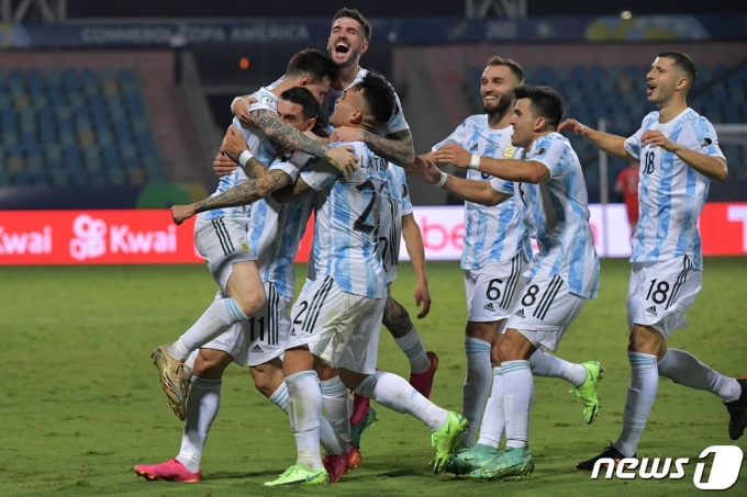 에콰도르를 3-0으로 꺾은 아르헨티나 선수단© AFP=뉴스1