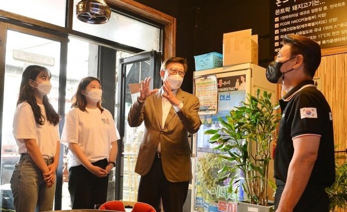 박형준 시장이 지난 2일 발대식을 마친 대학생 소상공인 서포터즈 4명과 함께 연제 오방상권 르네상스 사업 현장을 직접 찾아 소상공인들과 허심탄회한 이야기들을 나누었다./사진=부산시