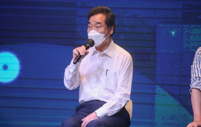 이낙연 전 더불어민주당 대표가 5일 내년 대선 출마를 선언한다. 사진은 지난 1일 서울 여의도 글래드호텔에서 열린 공명선거 실천 서약식 및 프레스데이에서 취재진의 질문에 답변하는 이 전 대표의 모습. /사진=뉴스1