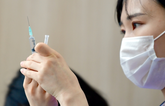 최근 미국 등에서 화이자 신종 코로나바이러스 감염증(코로나19) 백신을 접종받은 청소년들에게 심낭염·심근염 등 희귀한 부작용이 생긴 데 대해 국내 전문가는 "대체로 저절로 낫는 병이며 전격성 심근염과 같이 심각한 상황에서도 사망률은 2% 이내"라고 밝혔다. /사진=류형근 뉴시스 기자