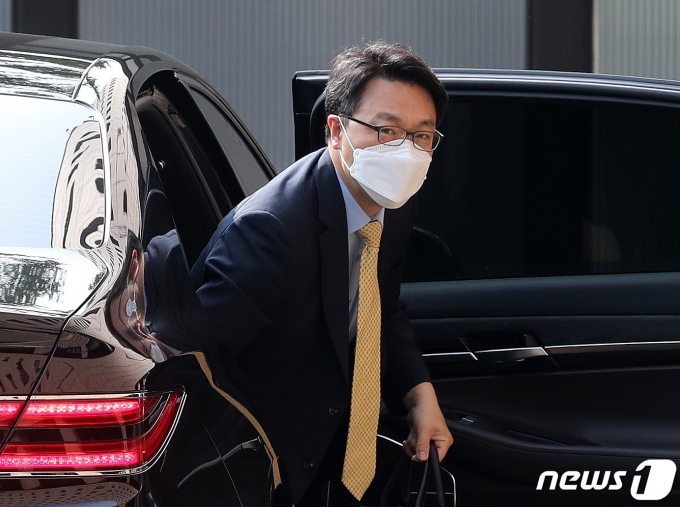 김진욱 고위공직자범죄수사처(공수처) 처장이 1일 오전 경기도 과천시 정부과천청사 공수처로 출근하고 있다. 2021.7.1/뉴스1 © News1 박세연 기자