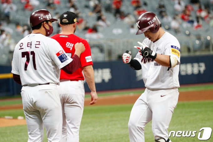 6일 오후 서울 구로구 고척스카이돔에서 열린 '프로야구 2021 신한은행 SOL KBO리그' SSG 랜더스와 키움 히어로즈의 경기 4회말 1사 1,3루 상황 키움 박동원이 적시타를 친 후 오태근 코치와 주먹을 부딪히고 있다. 2021.7.6/뉴스1 © News1 안은나 기자