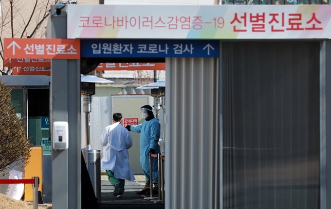 9일 오후 3시 기준 서울 종로구 한 공연장에서 발생한 신종 코로나바이러스 감염증(코로나19) 집단감염 확진자가 22명으로 늘었다. 사진은 지난 2월 서울 종로구 서울대병원에 마련된 코로나19 선별진료소 모습. /사진=뉴스1
