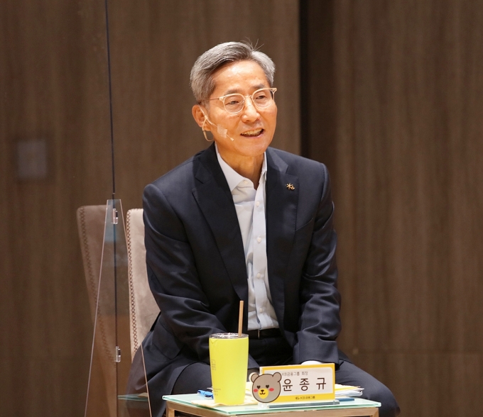 지난 9일 서울 여의도 KB국민은행 신관에서 진행된 2021년 하반기 KB금융그룹 경영전략회의에서 윤종규 KB금융그룹 회장이 ESG경영과 넘버원(No.1) 디지털플랫폼 전략에 대해 이야기하고 있다./사진=KB금융