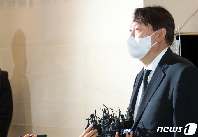 윤석열 전 검찰총장이 지난 8일 오후 서울 서대문구 연세대학교 세브란스병원 장례식장에 마련된 최재형 전 감사원장의 부친 최영섭 예비역 해군 대령 빈소 조문을 마친 뒤 질의에 답하고 있다. © News1 이동해 기자