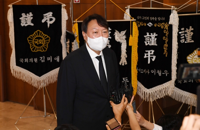 윤석열 전 검찰총장이 지난 8일 오후 서울 신촌세브란스병원 장례식장에 마련된 최재형 전 감사원장의 부친 최영섭 예비역 대령의 빈소를 찾은 모습. /사진=뉴스1