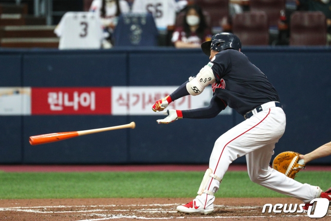 29일 오후 서울 구로구 고척스카이돔에서 열린 프로야구 2021 신한은행 SOL KBO리그 롯데 자이언츠와 키움 히어로즈의 경기 3회초 무사 주자없는 상황, 롯데 정훈의 배트가 날아가고 있다 . 2021.6.29/뉴스1 © News1 성동훈 기자