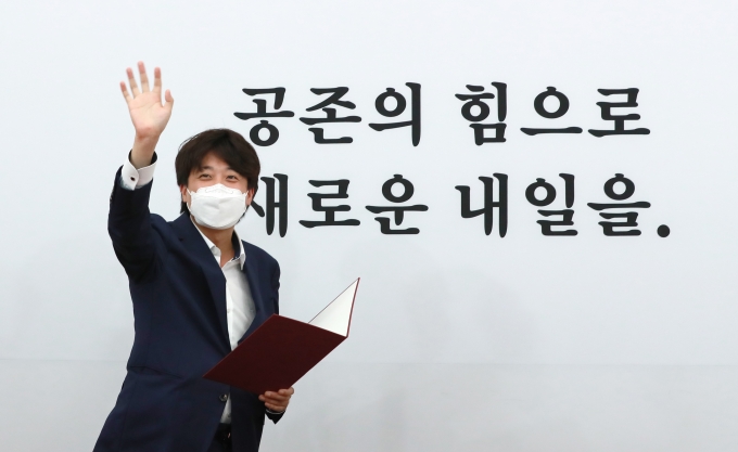 이준석 국민의힘 대표가 지난 9일 대선 경선준비위원회 첫 회의에 앞서 열린 임명장 수여식에서 손을 흔드는 모습. /사진=뉴스1