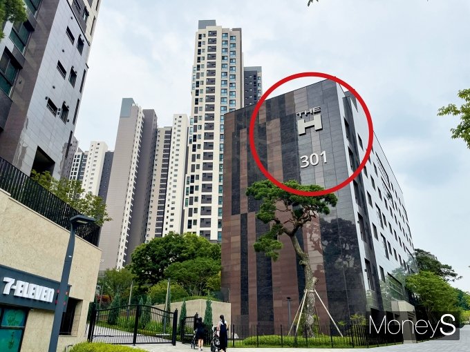 아파트 단지 내 분양주택과 임대주택을 함께 조성하는 소셜믹스에서 행복주택 입주민에 대한 차별이 심각하다는 지적이 계속되고 있다. /사진=강수지 기자