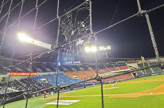 신종 코로나바이러스 감염증(코로나19)의 확산세가 다시 거세지면서 KBO리그의 중단이 거론되는 상황이다./사진=뉴스1 이성철 기자 