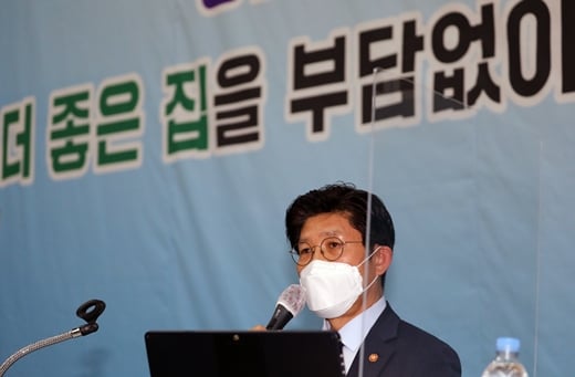 노형욱 국토교통부 장관은 11일 오전 KBS1 '일요진단 라이브'에 출연해 집값 급등과 관련해 "다른 거시지표와 비교해보면 상당히 벌어져있다"며 "기초체력 대비 고평가된 수준"이라고 말했다. /사진=뉴스1