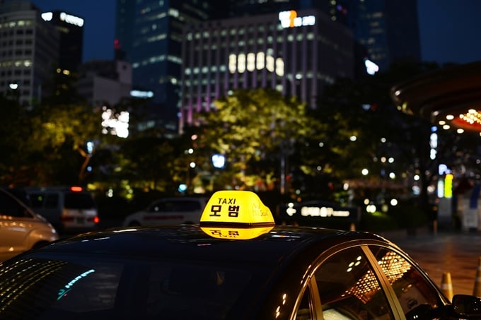 오는 12일부터 수도권에 사회적 거리두기 4단계가 시행된다. 재택근무 권고와 함께 오후 6시 이후 2인 이상 택시 탑승은 물론 야외스포츠도 즐길 수 없다. 사진은 기사 내용과 무관함. /사진=이미지투데이