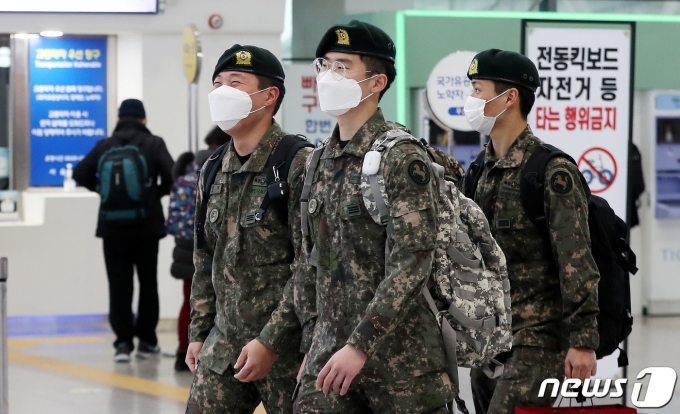 휴가를 나온 군 장병들이 집으로 향하고 있다. 2021.2.15/뉴스1 © News1 박지혜 기자