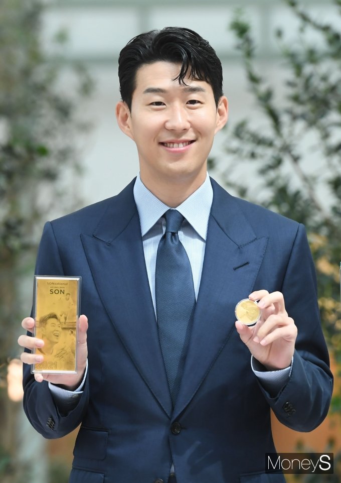 손흥민이 12일 새 시즌을 위해 영국 런던으로 출국했다. 사진은 손흥민이 지난 5일 오전 서울 여의도 더현대서울에서 열린 한국조폐공사 '손흥민 공식 기념 메달' 공개행사에서 기념촬영을 하는 모습. /사진=장동규 기자