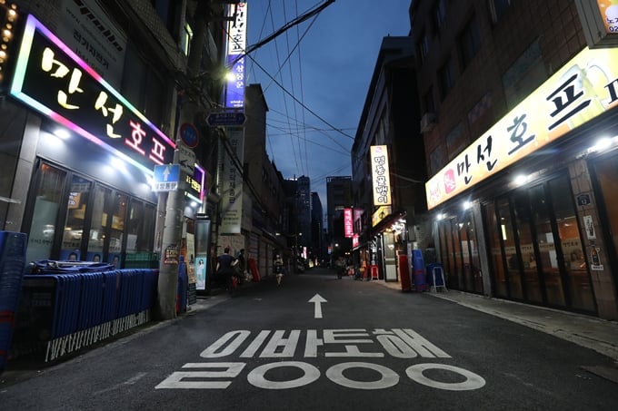14일 정부가 각 지자체에 적용할 사회적 거리두기 조정안을 발표한다. 전국적으로 거리두기 3단계를 일괄 적용하지 않고 지자체에 따라 다르게 발표할 것으로 보인다. 사진은 지난 12일 한산한 모습을 보이는 서울 중구 을지로 노가리 골목. /사진=뉴스1