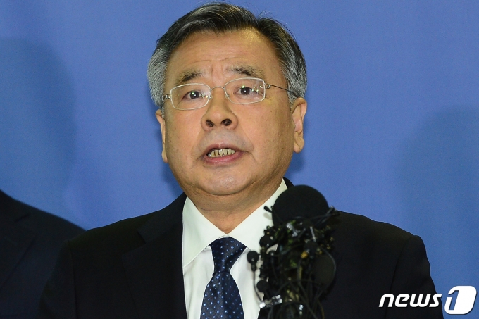 100억원대 사기 혐의로 구속돼 재판을 받는 가짜 수산업자 김모씨로부터 외제차 포르쉐 렌트카를 제공받았다는 의혹을 받은 박영수 특별검사  (뉴스1 DB) 2021.7.7/뉴스1