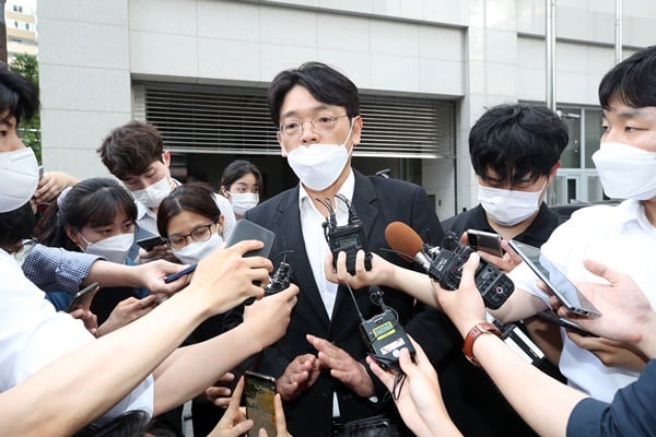 '가짜 수산업자' 금품 수수 혐의를 받는 이동훈 전 조선일보 논설위원이 이번 사건을 여권의 공작이라고 주장해 파문이 일고 있다. 사진은 이 전 논설위원이 지난 13일 오후 경찰 소환 조사를 마치고 나오는 모습. /사진=뉴스1