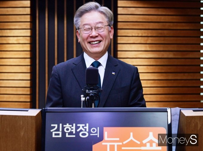 [머니S포토] 김현정의 뉴스쇼, 웃음꽃 활짝핀 與 잠룡 '이재명'