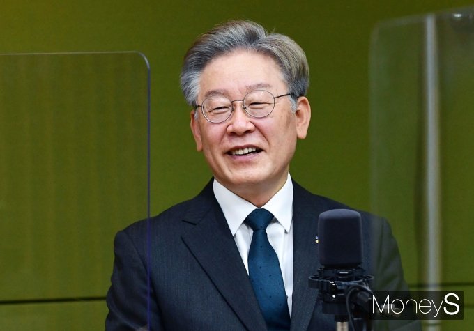 [머니S포토] 김현정의 뉴스쇼, 대화 나누는 잠룡 '이재명'