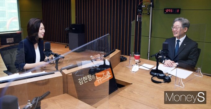 [머니S포토] 출근길 시사 라디오 방송, 김현정 앵커 만난 잠룡 '이재명'