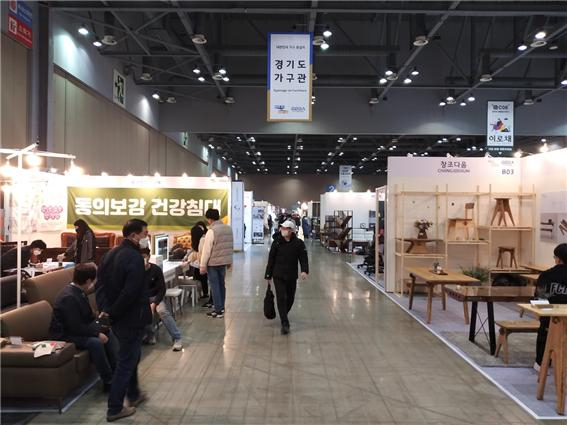 경기도가 국내 최대 가구전시회에 도내 우수 중소기업의 참여를 지원해 가구산업 경쟁력 강화에 나선다. 사진은 ‘KOFURN’ 장면. / 사진제공=경기도