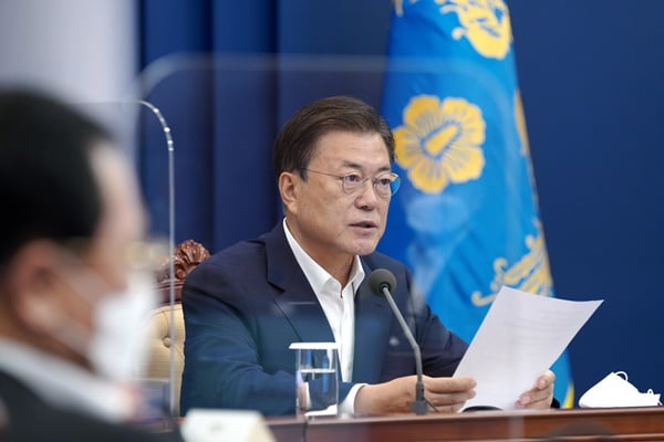 14일 문재인 대통령이 청와대에서 열린 제4차 한국판 뉴딜 전략회의에서 한국판뉴딜 총투자 규모를 160조원에서 220조원으로 확대하겠다고 했다. 사진은 과거 문 대통령이 회의를 주재하는 장면. /사진=뉴스1