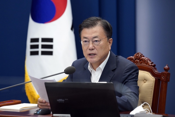 문재인 대통령이 14일 청와대 영빈관에서 열린 '한국판 뉴딜 2.0 - 미래를 만드는 나라 대한민국' 행사에서 한국판 뉴딜 성과를 밝혔다. 사진은 문 대통령이 지난 12일 청와대 여민관에서 열린 코로나19대응 수도권 특별방역점검회의에서 발언하는 모습. /사진=뉴시스(청와대 제공)