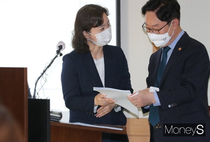 [머니S포토] 합동감찰 결과 발표에 앞서 관계자와 대화하는 박범계 장관
