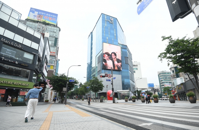 백화점과 홈쇼핑 등에서 코로나19 확진자가 속출하면서 관련주도 약세를 보이고 있다. 사진은 거리두기 4단계 시행 이후 한산한 신촌 거리 모습./사진=장동규 기자